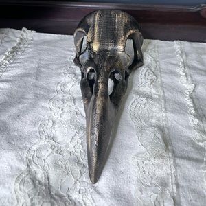 Gothic raven skull decor